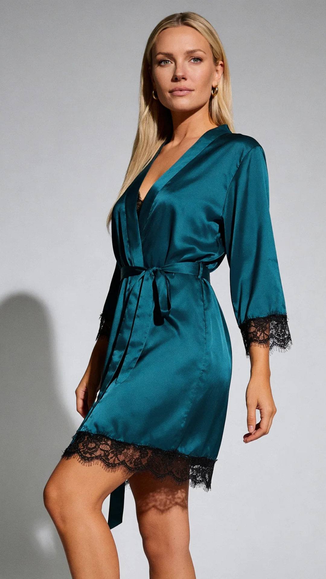 Aurora – Set da Lounge in Satin e Pizzo con Kimono e Pantaloni Corti