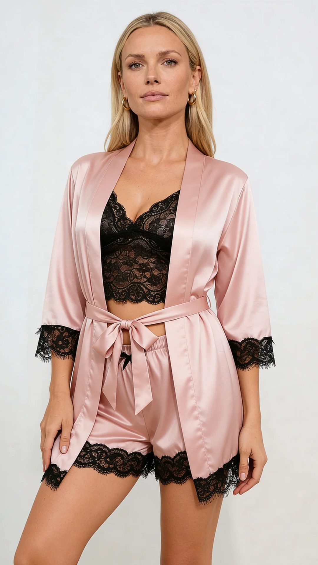 Aurora – Set da Lounge in Satin e Pizzo con Kimono e Pantaloni Corti