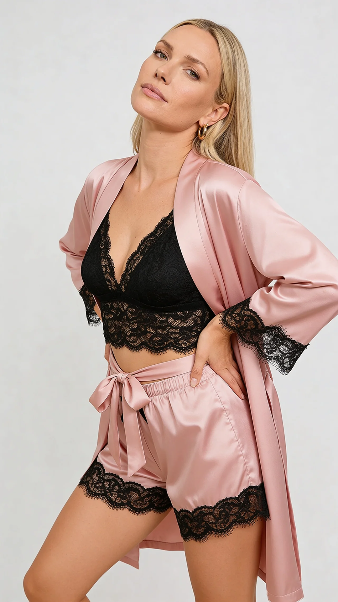 Aurora – Set da Lounge in Satin e Pizzo con Kimono e Pantaloni Corti